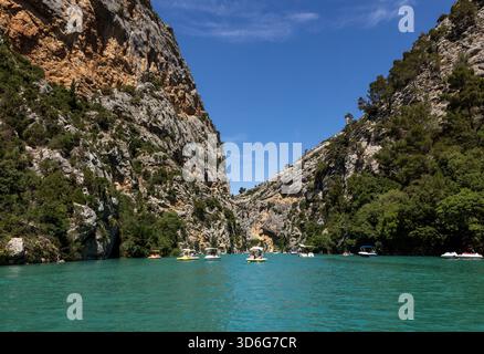 Gorges du Verdon, France - 24 juin 2025 : les touristes explorent les gorges du Verdon en pédalos, kayaks et pédalos. Un endroit idéal pour des vacances actives Banque D'Images