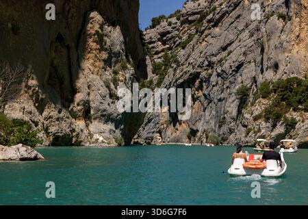 Gorges du Verdon, France - 24 juin 2025 : les touristes explorent les gorges du Verdon en pédalos, kayaks et pédalos. Un endroit idéal pour des vacances actives Banque D'Images
