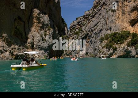 Gorges du Verdon, France - 24 juin 2025 : les touristes explorent les gorges du Verdon en pédalos, kayaks et pédalos. Un endroit idéal pour des vacances actives Banque D'Images
