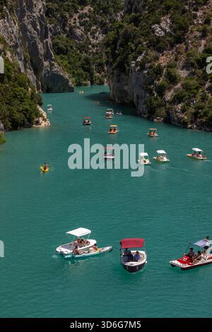 Gorges du Verdon, France - 24 juin 2025 : les touristes explorent les gorges du Verdon en pédalos, kayaks et pédalos. Un endroit idéal pour des vacances actives Banque D'Images