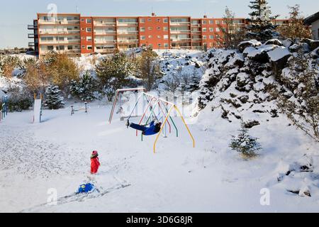 Mère et son enfant (garçon) jouant dans la neige. Hafnarfjordur, Islande. Banque D'Images