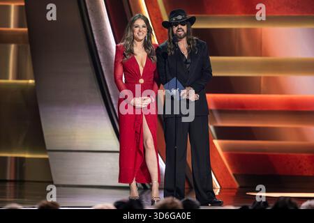 Nashville, États-Unis. 19 novembre 2025. Elizabeth Hurley et Billy Ray Cyrus présentent un prix lors de la « 59th Annual CMA Awards » au Bridgestone Arena de Nashville, Tennessee, le 19 novembre 2025. (Photo de Kindell Buchanan/Sipa USA) crédit : Sipa USA/Alamy Live News Banque D'Images
