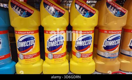 Russie, Moscou- 21 octobre 2025.bouteilles de produits de nettoyage jaune vif affichées sur une étagère de magasin russe pour une efficacité maximale Banque D'Images