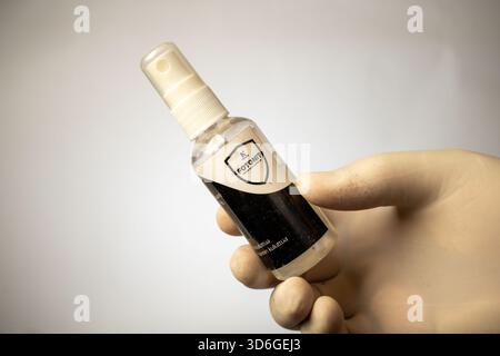 Ganved Hand présente un petit flacon pulvérisateur de protection de surface photocatalytique FOTONIT. Banque D'Images