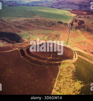 Moel Arthur Hillfort, une impressionnante colline de l'âge du fer située dans la chaîne de Clwydian au nord-est du pays de Galles, dans la région de Clwydian Range & Dee Valley Area of Outstanding Natural Beauty (AONB), à 5,5 m à l'est de Denbigh, au nord du pays de Galles. C'est l'un des nombreux collines qui forment une chaîne le long de la crête Clwydian, y compris Penycloddiau et Moel Fenlli. Il a de grandes berges de terre et des fossés qui forment les défenses extérieures avec plusieurs terrasses internes suggérant des zones de peuplement ou de stockage avec une vue panoramique exceptionnelle sur la vallée de Clwyd, Snowdonia et le Nord Banque D'Images