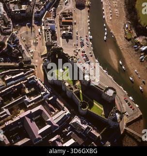 Château de Caernarfon (ou château de Caernarvon), impressionnante forteresse en pierre sur le détroit de Menai, au nord du pays de Galles Banque D'Images
