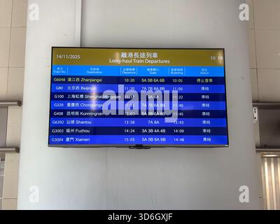 Les départs des trains long-courriers embarquent à l'intérieur de la gare de West Kowloon, Hong Kong, affichant les horaires des trains pour les destinations en Chine continentale. Banque D'Images