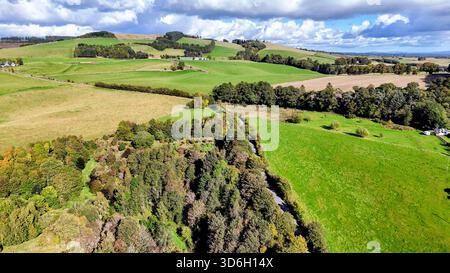 Vue aérienne estivale sur les collines et les terres agricoles entourant Blairgowrie, en Écosse, avec un soleil éclatant et de doux nuages estivaux dans le ciel Banque D'Images