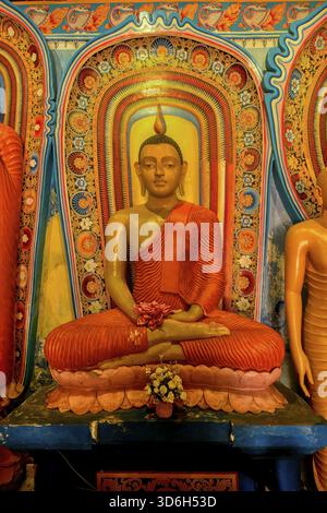 Statue de Bouddha dans le temple Isurumuniya Rajamaha Viharaya, Anuradhapura, Sri Lanka Banque D'Images