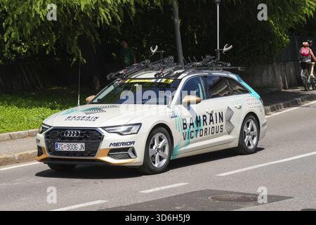 Lecco, Italie - 29.05.2025 : voiture de soutien cycliste de l'équipe victorieuse de Bahreïn au Giro d'Italia en passant par Lecco pendant la course sur route. Giro d'Ital Banque D'Images