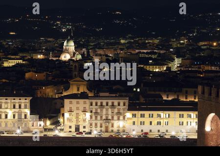 Florence, Italie - 12 janvier 2022 : vue nocturne du Grand Sinagogue de Florence, de l'église San Giuseppe et de la tour San Nicolo. L'un des plus grands sina du monde Banque D'Images