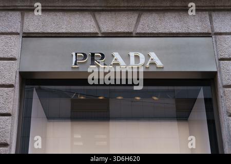 Milan, Italie - 24.04.2024 : devanture de luxe mode Prada avec affichage élégant au détail dans un cadre urbain Banque D'Images