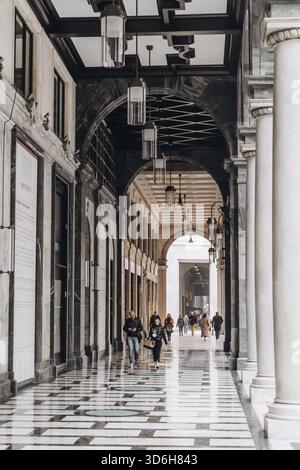 Milan, Italie - 13 novembre 2021 : les gens marchent dans les rues de la partie historique de Milan, vue verticale Banque D'Images