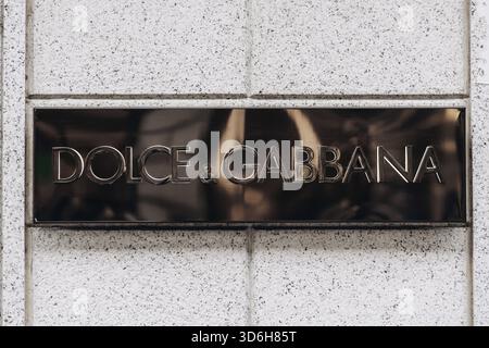 Milan, Italie - 13 novembre 2021 : logo de façade du magasin de vêtements de mode pour femmes Dolce Gabbana. Magasin de luxe Banque D'Images