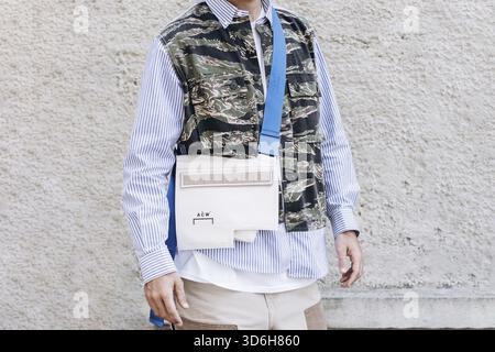 Milan, Italie - 24 septembre 2021 : détails de la tenue de mode Street style, homme portant une chemise rayée et une ceinture militaire Banque D'Images