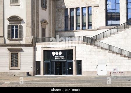 Milan, Italie - 20 juillet 2020 : façade du Musée du XXe siècle - Museo del Novecento - au Palazzo dell Arengario à Milan Banque D'Images