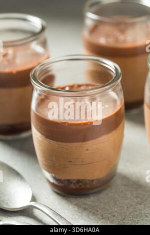Mousse au chocolat noir doux parfait dans un récipient en verre Banque D'Images