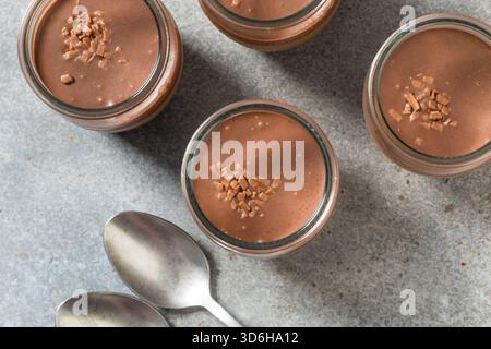 Mousse au chocolat noir doux parfait dans un récipient en verre Banque D'Images