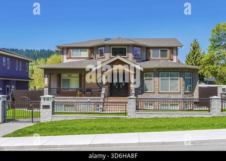 Toute nouvelle maison d'habitation de luxe avec grille métallique clôture devant Banque D'Images