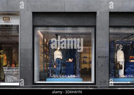 Milan, Italie - 24.04.2024 : boutique de mode de luxe Gucci avec mannequins et accessoires dans la fenêtre avant sur la rue de la ville Banque D'Images