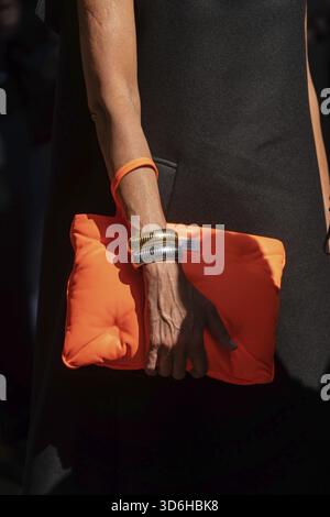 Milan, Italie - 22 septembre 2022 : femme portant un sac à main orange, détails de la tenue de rue Banque D'Images