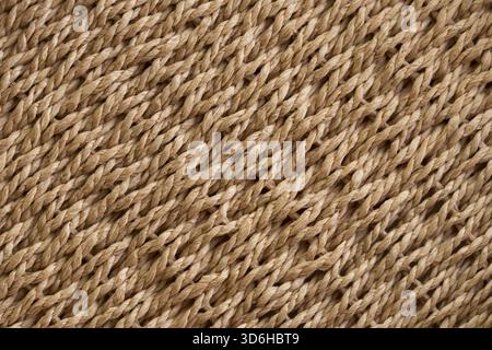 Texture de panier en osier jaune. Tissage artisanal traditionnel. Texture en osier répétée. Motif bambou. Arrière-plan en bois. Conception de matériaux organiques Banque D'Images