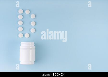 Les comprimés de vitamine D sont tombés du flacon sur le bleu. Inscription de la lettre D sur les comprimés. Concept de vitamine D. Concept de protection de l'immunité, prévention antivirale. Banque D'Images