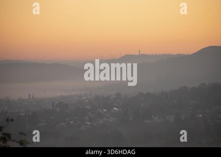 Ambiance matinale sur Aichelberg vue sur les contreforts brumeux d'Alb, lumière dorée sur la mer de brouillard à la partie orientale du Bade-Wuerttemberg. Mauvais Banque D'Images