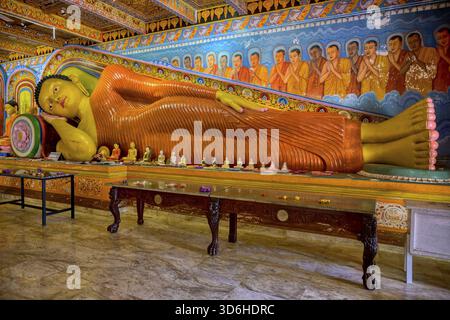 Statue de Bouddha couchée dans le temple Isurumuniya Rajamaha Viharaya, Anuradhapura, Sri Lanka Banque D'Images