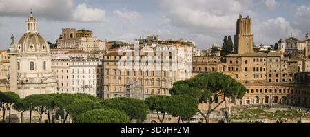 Rome, Italie - 09.12.2022 : panorama de l'architecture romaine antique avec des bâtiments historiques dans Rome paysage urbain, vue sur le Forum de Trajan et l'église du Mo Banque D'Images