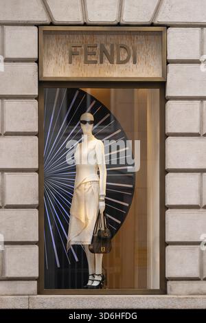 Milan, Italie - 02.08.2023 : élégant présentoir Fendi avec mannequin chic avec tenue de créateur sur la façade de la boutique Banque D'Images