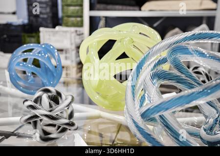 Rouleaux en plastique reposant sur la surface en verre, détail intérieur contemporain Banque D'Images