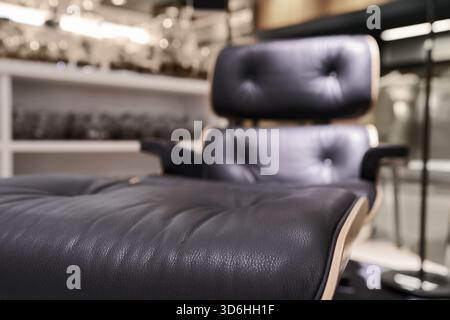 Chaise de bureau moderne en cuir noir, fauteuil réglable confortable, vue à angle bas. Siège de luxe ergonomique pour les professionnels Banque D'Images