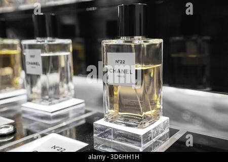 Parfum féminin Chanel No. 22 flacon fermé dans la vitrine du magasin. Vue en perspective de la collection française de parfums Chanel. Produit de Coco Chanel à Rinas Banque D'Images