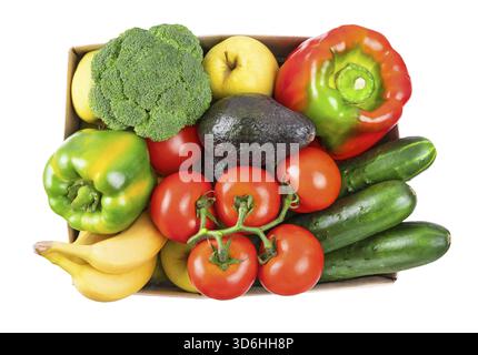 Différents légumes, fruits dans une boîte en carton sur blanc, vue de dessus. Nourriture végétarienne saine. Don de nourriture, achats en ligne ou livraison sans contact serv Banque D'Images