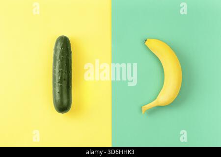 Aménagement créatif en banane et concombre, plat, vue de dessus. Concept alimentaire Banque D'Images