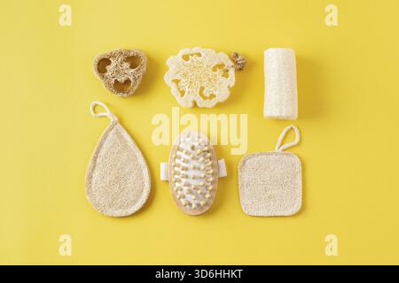 Outils réutilisables de soin de la peau pour le bain à partir de matériau écologique. Accessoires de salle de bain zéro déchet. Masseur anti-cellulite, luffa loofah et differen bambou Banque D'Images