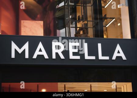 Milan, Italie - 12 novembre 2023 : logo de façade du magasin de vêtements de mode pour femmes Marella Banque D'Images