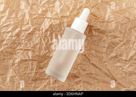 Teinture d'acide hyaluronique sur carton froissé. Sérum avec collagène et peptides sur papier froissé. Produit anti-âge, concept de soins du corps de luxe Banque D'Images