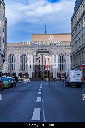 Vue en soirée du Friedrichstadt-Palast à Berlin, Allemagne, montrant la façade illuminée du théâtre encadrée par les bâtiments environnants. Format vertical. Banque D'Images