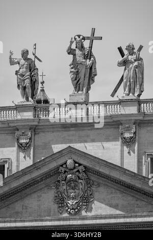 Christ Rédempteur (par Cristoforo Stati) flanqué de Saint Jean Baptiste et Saint André l'Apôtre au sommet de la basilique Saint-Pierre à Rome. Banque D'Images