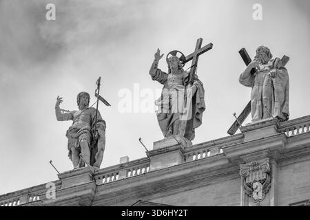 Christ Rédempteur (par Cristoforo Stati) flanqué de Saint Jean Baptiste et Saint André l'Apôtre au sommet de la basilique Saint-Pierre à Rome. Banque D'Images