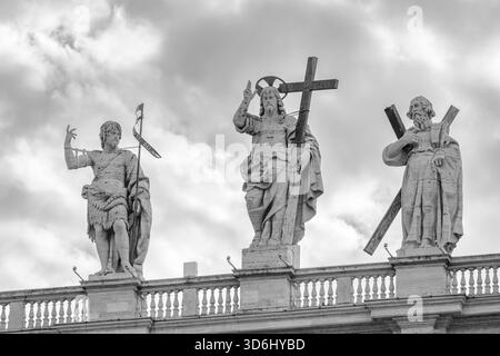 Christ Rédempteur (par Cristoforo Stati) flanqué de Saint Jean Baptiste et Saint André l'Apôtre au sommet de la basilique Saint-Pierre à Rome. Banque D'Images