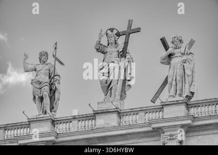 Christ Rédempteur (par Cristoforo Stati) flanqué de Saint Jean Baptiste et Saint André l'Apôtre au sommet de la basilique Saint-Pierre à Rome. Banque D'Images