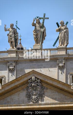 Christ Rédempteur (par Cristoforo Stati) flanqué de Saint Jean Baptiste et Saint André l'Apôtre au sommet de la basilique Saint-Pierre à Rome. Banque D'Images