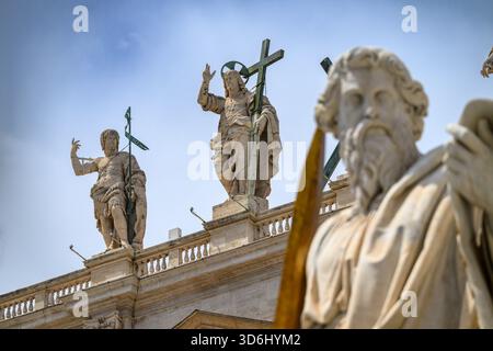 Christ Rédempteur (par Cristoforo Stati) flanqué de Saint Jean Baptiste (et d'autres saints) au sommet de la basilique Saint-Pierre à Rome. Banque D'Images