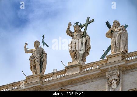 Christ Rédempteur (par Cristoforo Stati) flanqué de Saint Jean Baptiste et Saint André l'Apôtre au sommet de la basilique Saint-Pierre à Rome. Banque D'Images