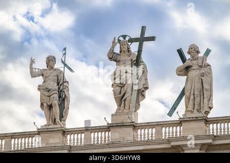 Christ Rédempteur (par Cristoforo Stati) flanqué de Saint Jean Baptiste et Saint André l'Apôtre au sommet de la basilique Saint-Pierre à Rome. Banque D'Images