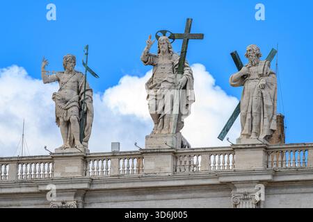 Christ Rédempteur (par Cristoforo Stati) flanqué de Saint Jean Baptiste et Saint André l'Apôtre au sommet de la basilique Saint-Pierre à Rome. Banque D'Images