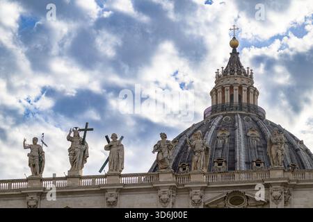 Christ Rédempteur (par Cristoforo Stati) flanqué de Saint Jean Baptiste et Saint André l'Apôtre au sommet de la basilique Saint-Pierre à Rome. Banque D'Images